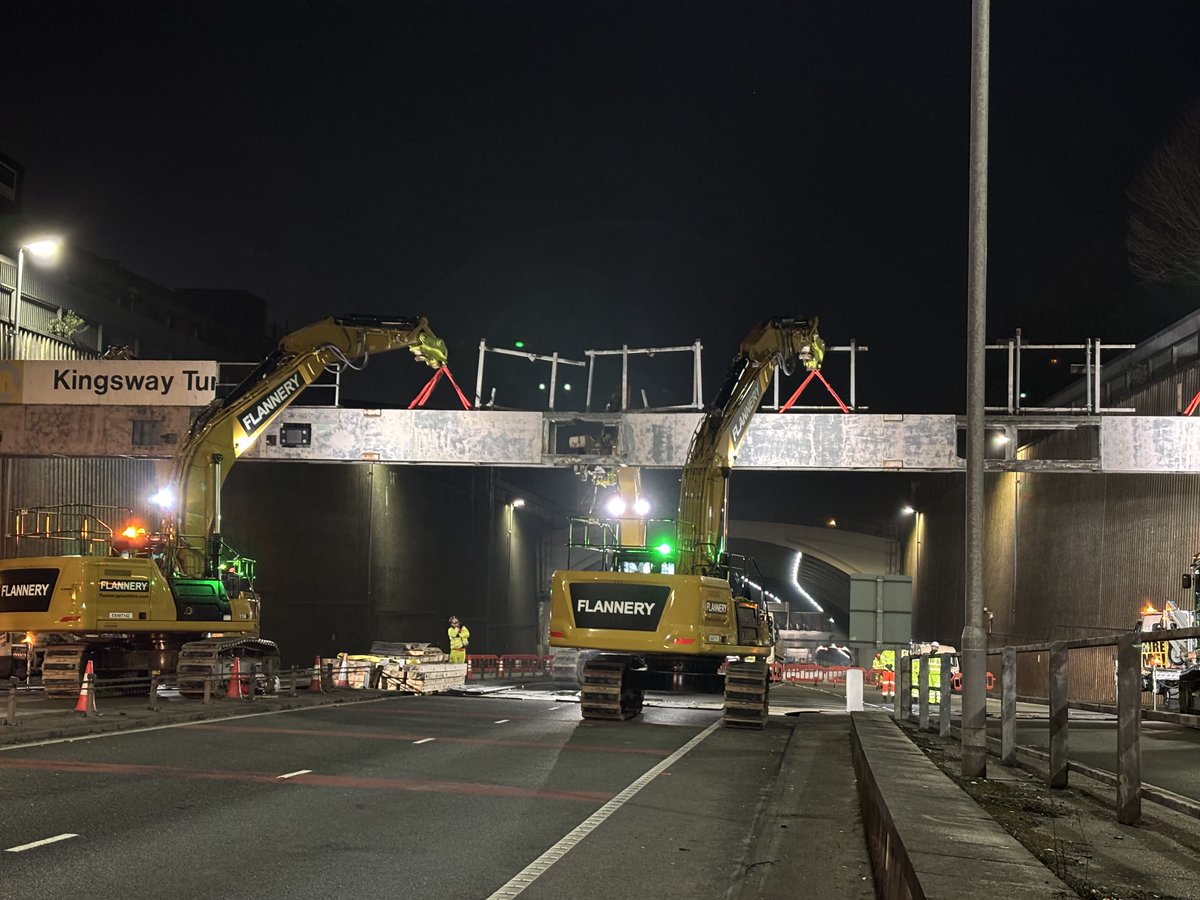 Merseytravel's tweet image. 🏗 The Kingsway Tunnel was a hive of activity last weekend, as an overnight closure to remove an obsolete gantry allowed for lots of other jobs to take place. 

From tree felling to rubbish collection, to cleaning and road marking, it was a busy night for the 166 people on site.