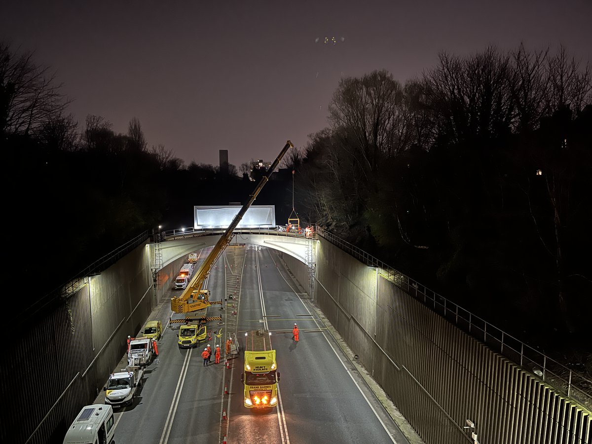 Merseytravel's tweet image. 🏗 The Kingsway Tunnel was a hive of activity last weekend, as an overnight closure to remove an obsolete gantry allowed for lots of other jobs to take place. 

From tree felling to rubbish collection, to cleaning and road marking, it was a busy night for the 166 people on site.