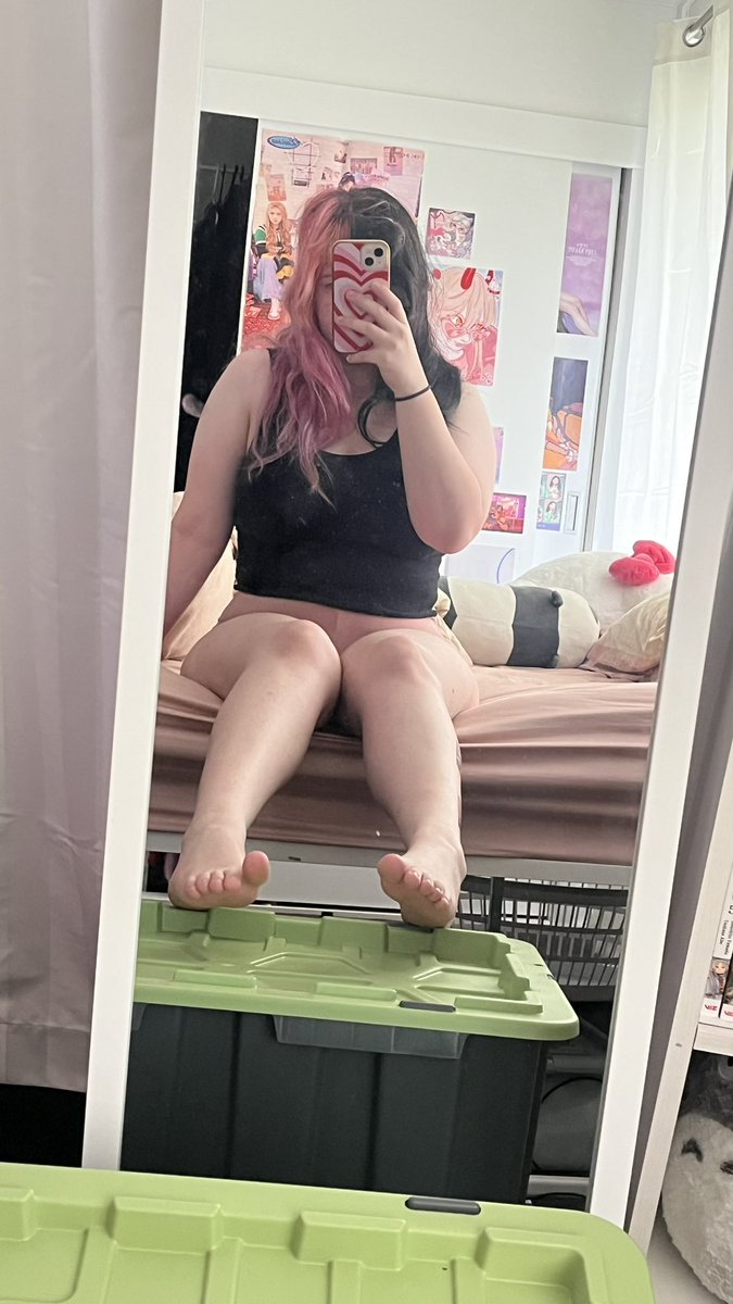 cherrypoppd's tweet photo. sleepy mirror selfies + soles https://t.co/PyincqUD7k