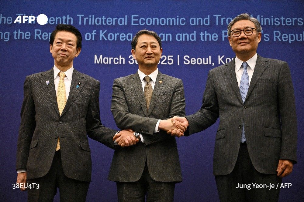 dir_larrywax's tweet image. Faced with the American customs offensive, Japan, South Korea and China announced in a press release that they wanted to strengthen their cooperation to offer &quot;a predictable environment&quot; to businesses, and &quot;accelerate&quot; their negotiations for a free trade agreement #afpgraphics