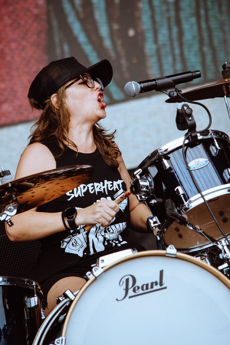 QuartEMO's tweet photo. Charlotte Matou Um Cara no terceiro dia de Lollapalooza 2025 no palco Mike’s Ice.  🔥

#QuartEMOnoLolla 

Imagens: Kon Fotografia para QuartEMO! https://t.co/Dvl0mXAR29