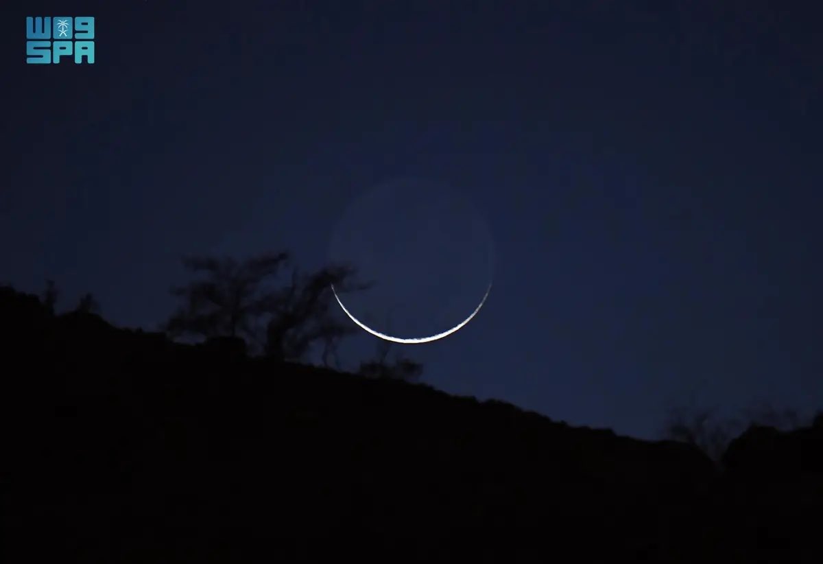 SaudiNewsFR's tweet image. 📸 Le croissant lunaire de #Chawwal orne le ciel du Royaume d&apos;#Arabie_Saoudite cette nuit.

Certains astronomes et spécialistes saoudiens affirment que le croissant ne peut-être de cette taille le dernier jour du #Ramadan