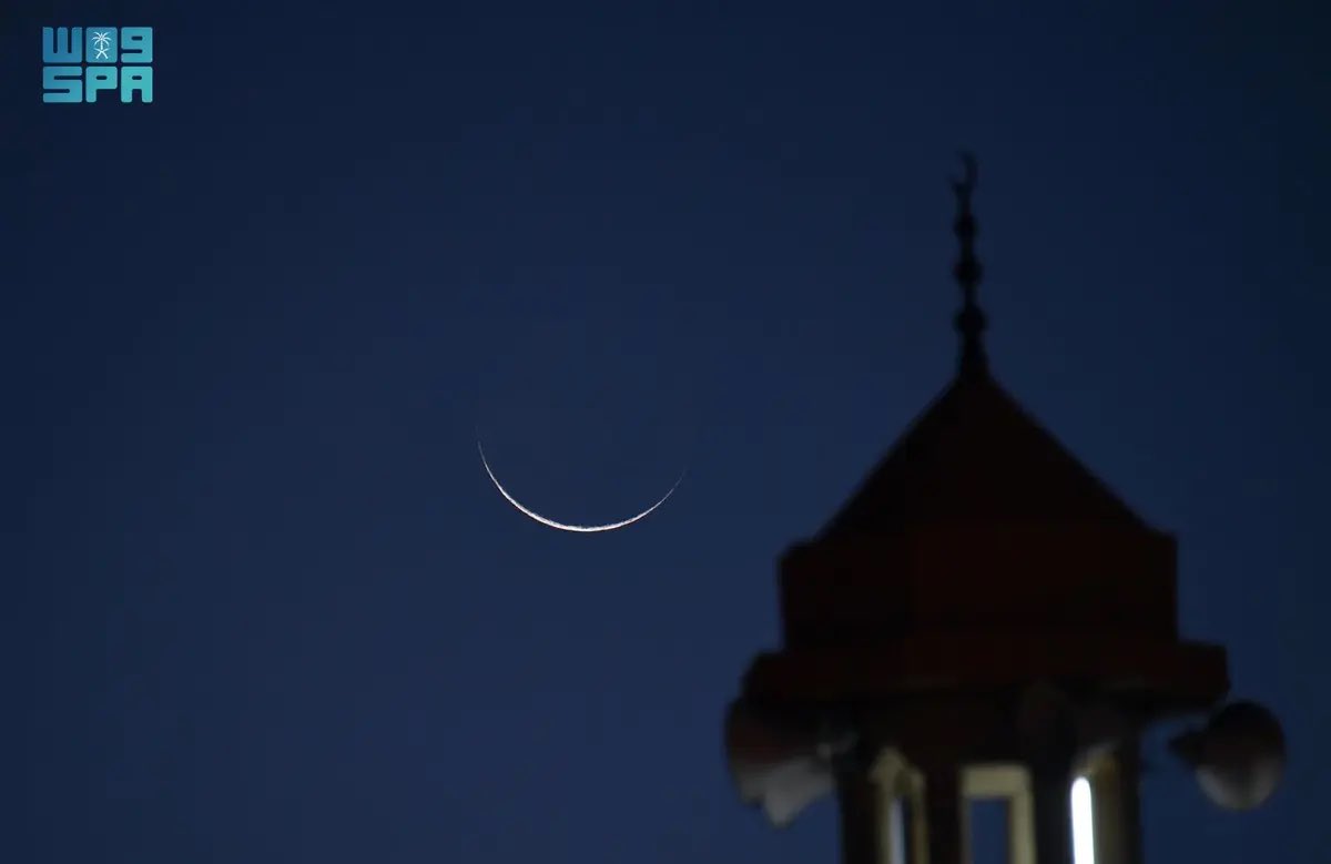 SaudiNewsFR's tweet image. 📸 Le croissant lunaire de #Chawwal orne le ciel du Royaume d&apos;#Arabie_Saoudite cette nuit.

Certains astronomes et spécialistes saoudiens affirment que le croissant ne peut-être de cette taille le dernier jour du #Ramadan