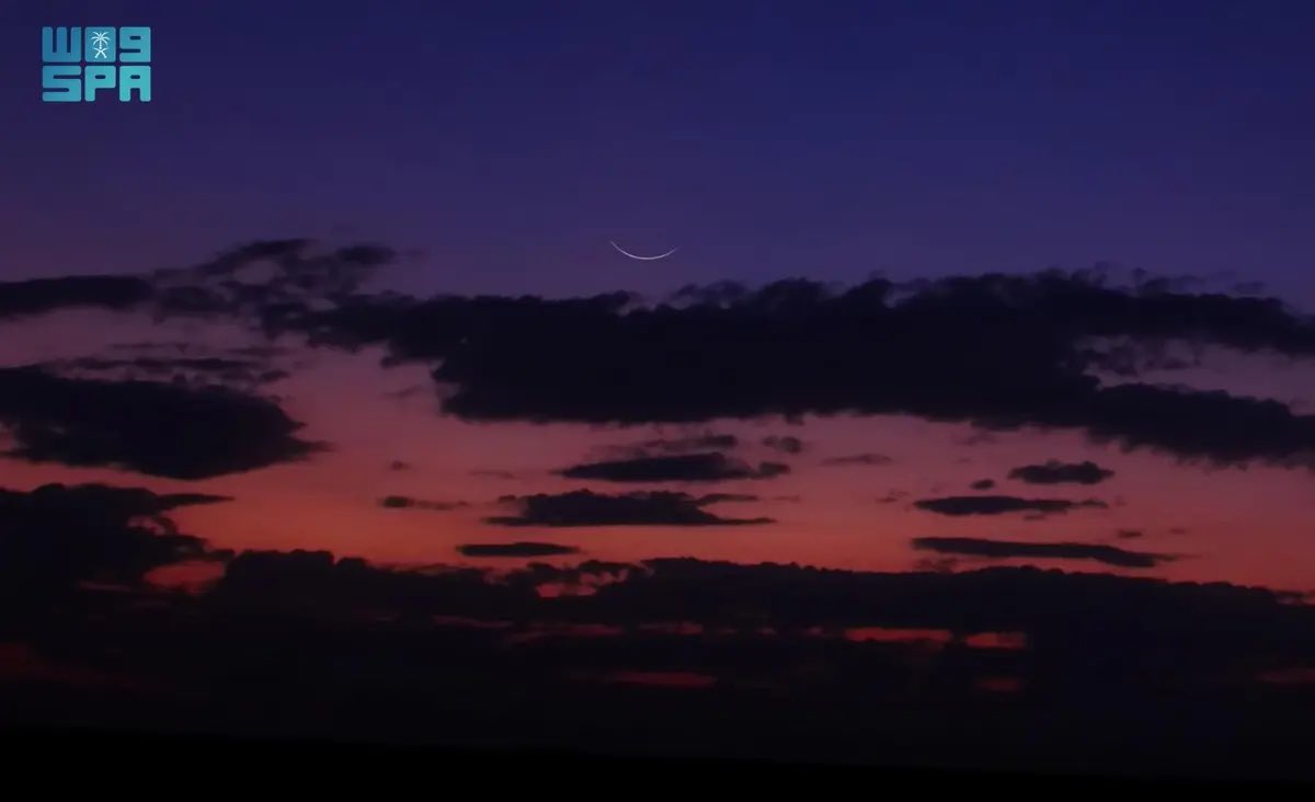 SaudiNewsFR's tweet image. 📸 Le croissant lunaire de #Chawwal orne le ciel du Royaume d&apos;#Arabie_Saoudite cette nuit.

Certains astronomes et spécialistes saoudiens affirment que le croissant ne peut-être de cette taille le dernier jour du #Ramadan