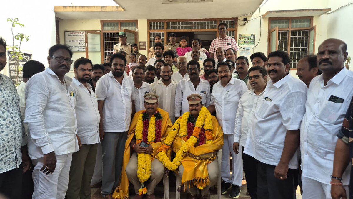 BandaruTweets's tweet image. ఆలమూరు మండలం ఖండ్రిగపేటకు చెందిన చిన్నారులను ఈరోజు సోదరులు, శాసనసభ్యులు బండారు సత్యానందం గారితో కలిసాను.ఈ సందర్భంగా అలాగే చిన్నారుల ఆచూకీ కనుగొనడంలో ఉత్తమ పనితీరు ప్రదర్శించిన సీఐ విద్యాసాగర్, ఎస్ఐ అశోక్, సిబ్బందిని అభినందించి సత్కరించాను.

#ChildMissing
#APPolice
#Kothapeta