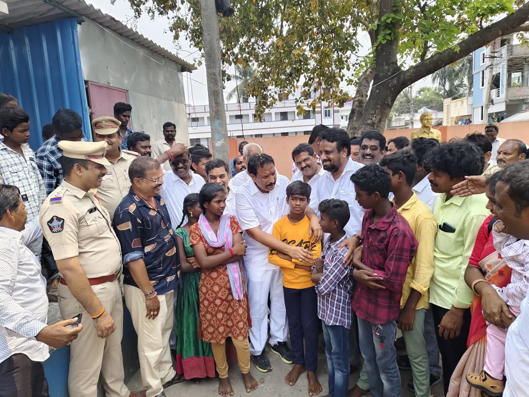 BandaruTweets's tweet image. ఆలమూరు మండలం ఖండ్రిగపేటకు చెందిన చిన్నారులను ఈరోజు సోదరులు, శాసనసభ్యులు బండారు సత్యానందం గారితో కలిసాను.ఈ సందర్భంగా అలాగే చిన్నారుల ఆచూకీ కనుగొనడంలో ఉత్తమ పనితీరు ప్రదర్శించిన సీఐ విద్యాసాగర్, ఎస్ఐ అశోక్, సిబ్బందిని అభినందించి సత్కరించాను.

#ChildMissing
#APPolice
#Kothapeta