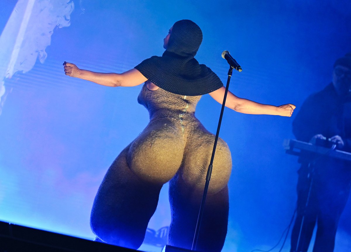 ComplexMusic's tweet photo. Erykah Badu last night in Los Angeles https://t.co/bt9YTZozPC