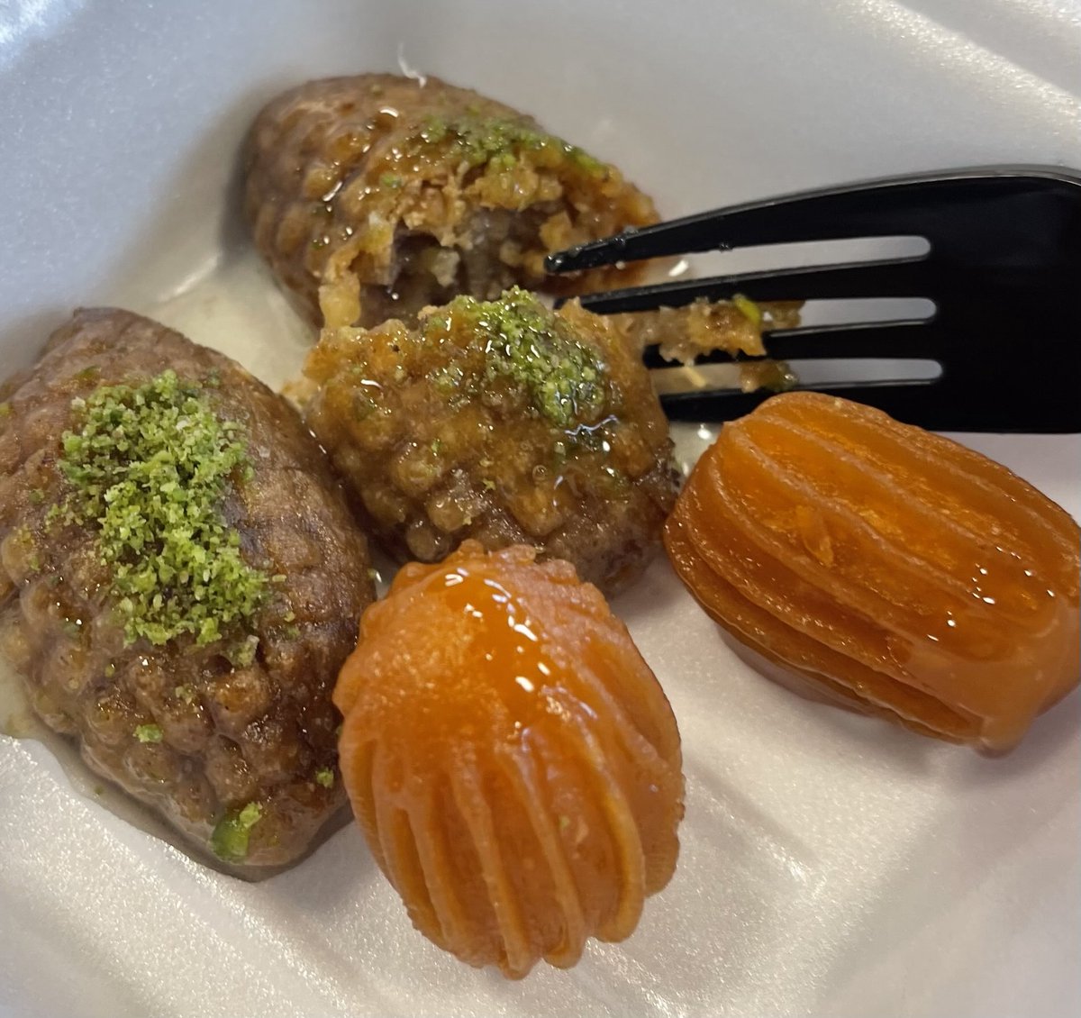 Mutlu, huzurlu, bol saglikli bayramlar diliyorum 🍬 🍬 🍬