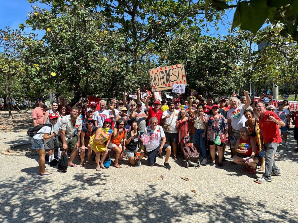 A esquerda conseguiu fazer uma manifestação tão grande, mas tão grande, que dá pra contar quantas pessoas foram na foto kkkkkkkkkkkkkkkkkkkkkkkkkk  Eu contei 44 e vocês?