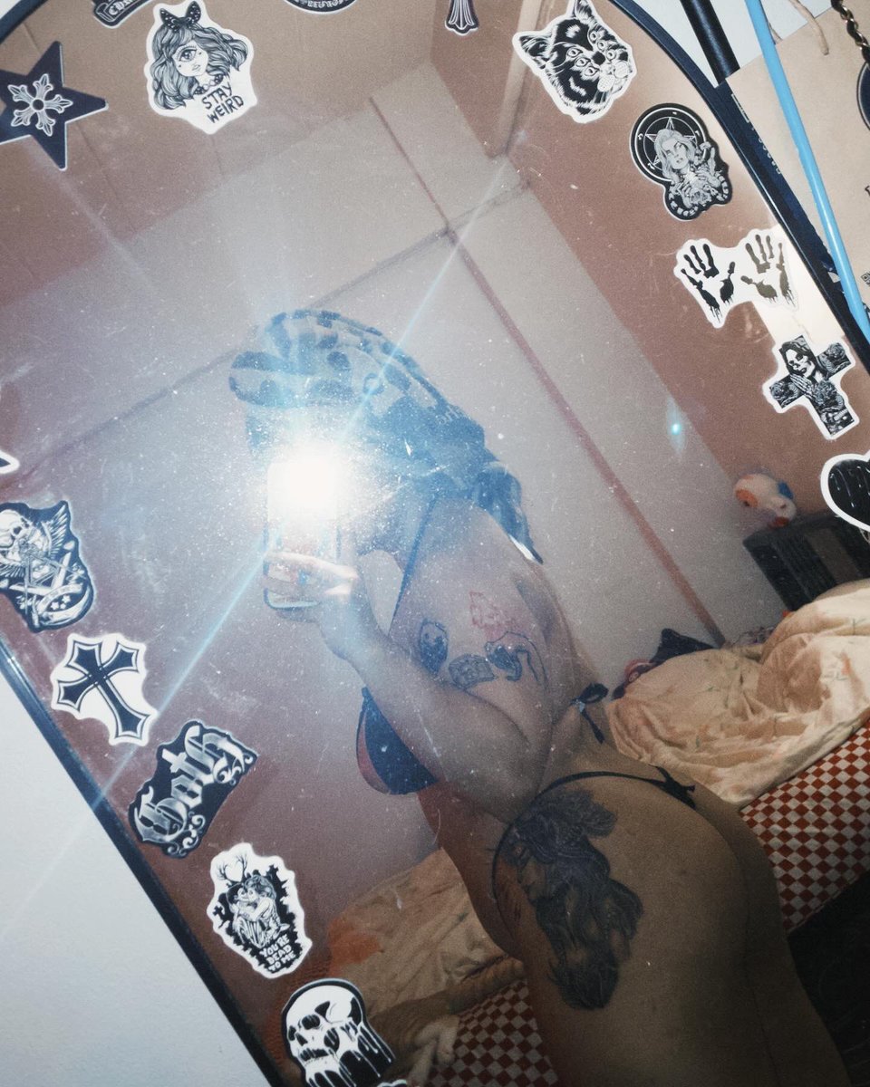 PRAEWCUPD's tweet photo. I am the succubus demon in your dreams.😈🌙. 

sweet dreams darling https://t.co/GciAWIiMzR