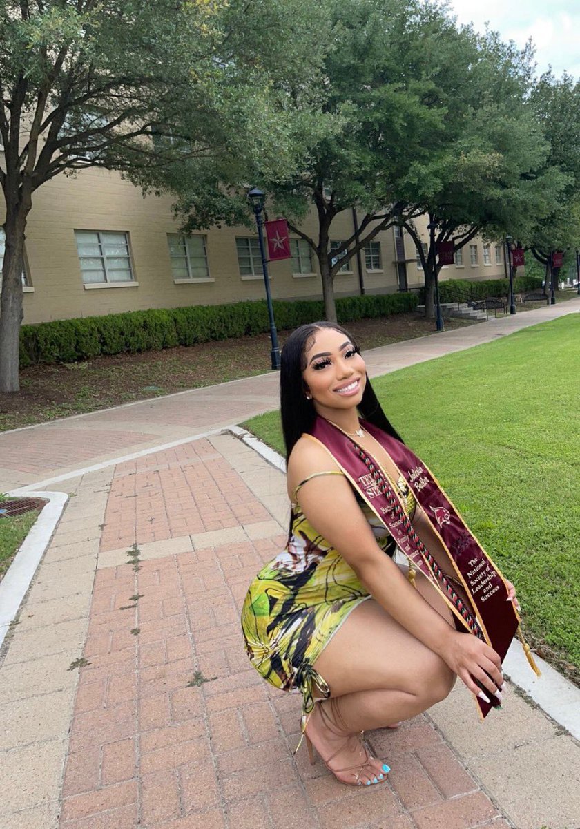 melaninglamour's tweet photo. 👩🏽‍🎓 https://t.co/xBSRx8KBbx