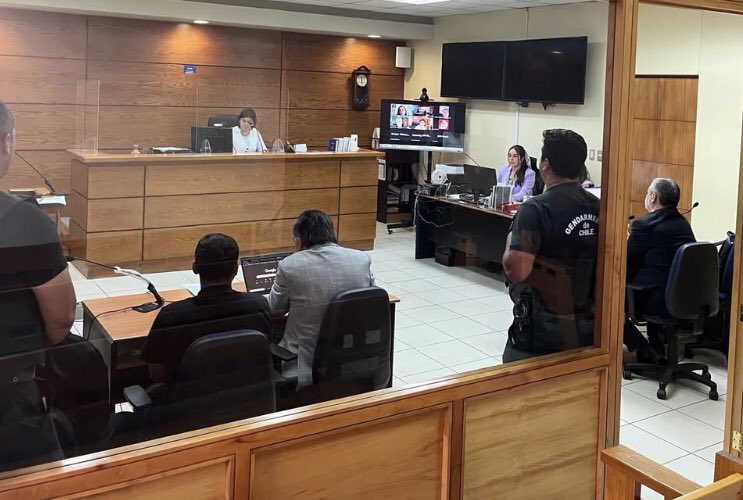 AHORA.- Fiscaliamaule formaliza a 10 de los 11 imputados por enfrentamientos con @carabineros en protestas de pescadores artesanales en Ruta5 Sur. 3 quedan en prisión preventiva, 2 con firma y arraigo, mientras se rechaza la privación de libertad para 5 de ellos. Se apela