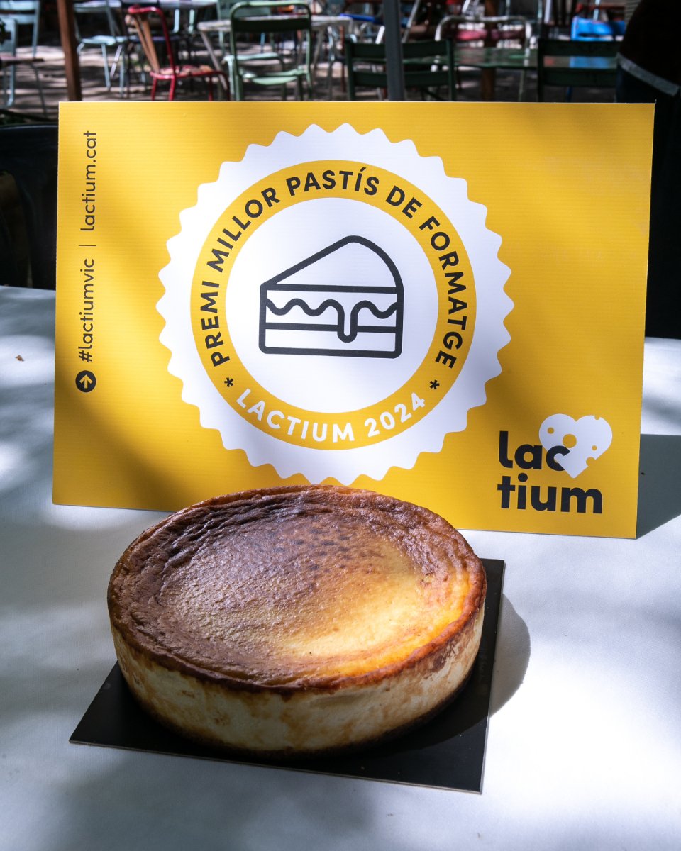 LactiumVic's tweet image. 🧀 Quan un pastís de formatge et deixa sense paraules, només pots premiar-lo! 🏆

El de Pastisseria Larrossa va ser el Millor Pastís de Formatge Català 2024 al Concurs #Lactium.
I aquest any, qui s’endurà el premi? 🍰🤤 

#lactium2025 #millorpastísdeformatge #formatgeartesà #vic