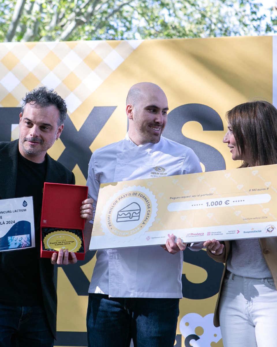 LactiumVic's tweet image. 🧀 Quan un pastís de formatge et deixa sense paraules, només pots premiar-lo! 🏆

El de Pastisseria Larrossa va ser el Millor Pastís de Formatge Català 2024 al Concurs #Lactium.
I aquest any, qui s’endurà el premi? 🍰🤤 

#lactium2025 #millorpastísdeformatge #formatgeartesà #vic