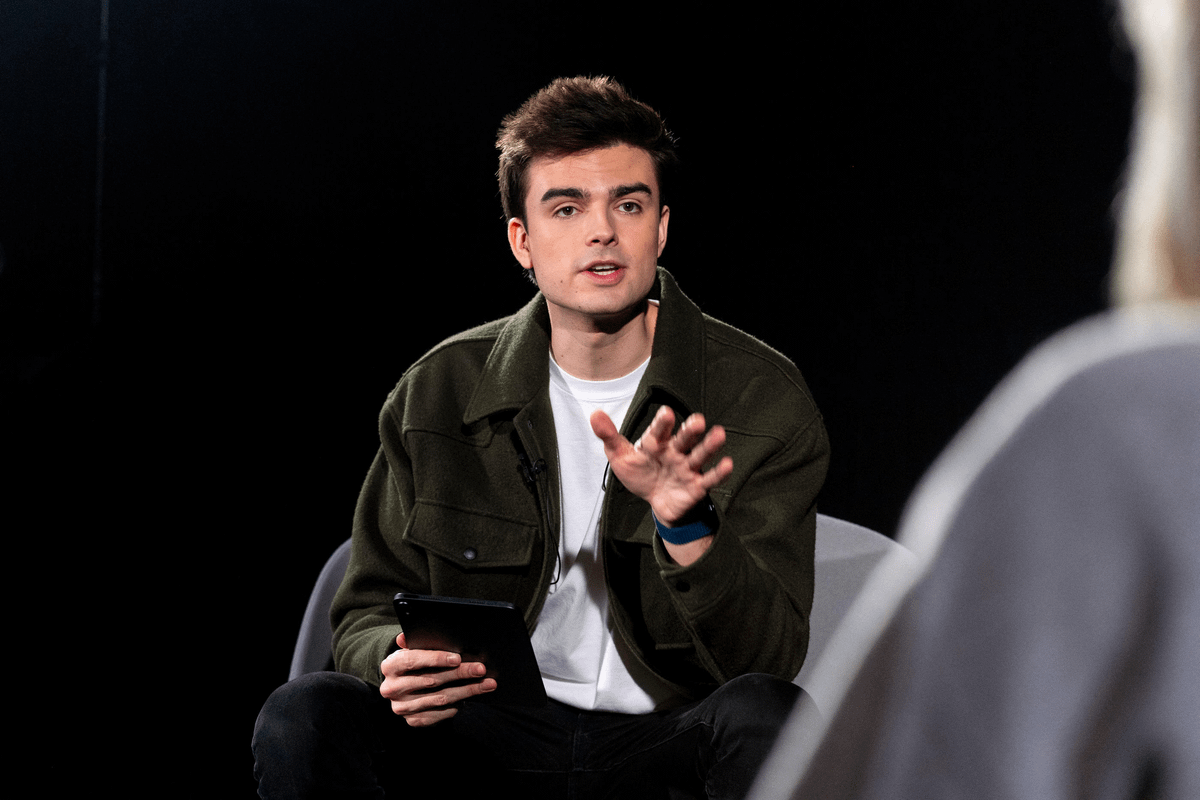 Je n'en revenais pas.

En 2015, un étudiant de 18 ans a pris un pari fou :

Décrypter l'actualité pour les jeunes sans clickbait.

Tout le monde le pensait fou.

Mais ce qu'il a fait ensuite a transformé les médias français à jamais...

Voici l'incroyable histoire d'Hugo Travers: