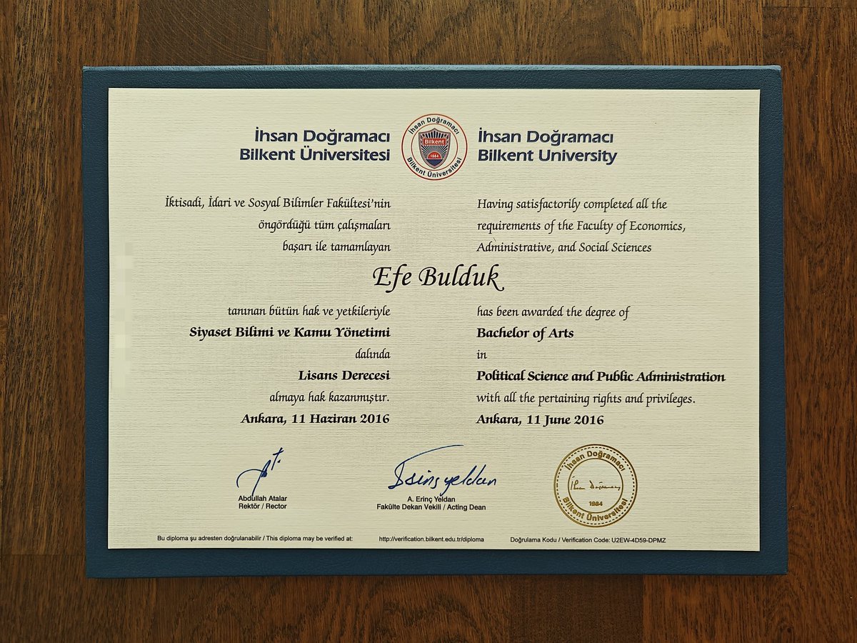 efebulduk's tweet photo. Vay efendim benim işim ekonomi yorumlamakmış. 
İşime baksaymışım.

1-Öncelikle dün yedi farklı analistle birlikte 1 saat 42 dakikalık bir yayın yaptık. Yayın uzun oldu, izlemesi kolay olsun diye de altına zaman akış tablosu koyduk.

Kaçıranlar aşağıdaki linkten izleyebilirler:
https://t.co/Q8sf7k6DXt

__

2-Siyasetle ilgili her paylaşım yaptığımda işine bak diyenlere de bir çift sözüm var.

Daha önce de paylaştığım üzere, aşağıda benim üniversite diplomalarımdan birini bulabilirsiniz. Üstünde Siyaset Bilimi ve Kamu Yönetimi yazıyor. 

Diplomaya ek olarak, okuduğum her dönem aldığım Yüksek Şeref Belgelerini de görebilirsiniz.

Kaldı ki, siyaset kelimesinin kökü Arapça “siyasa”dan gelir ve yönetmek, eğitmek, yetiştirmek anlamı taşır. Ülke gündemini meşgul eden ekonomisini etkileyen olaylarla ilgili yorum yapmak tüm vatandaşların hakkıdır. Dolayısıyla siyaset yapma aptalca bir söylem.

__

Öğrencilerle ilgili paylaşım yaptığım için farklı gruplarda örgütlenip dezenformasyon yaparak bana linç kampanyası yürütenler olduğunu biliyorum.

Polise kezzap attığı, kamu görevlilerine ve malına zarar verdiği tespit edilen kişiler tabi ki kanunda gerekli cezayı almalı.

Ben dahil çoğu kişiyi rahatsız eden konu şu:
Yaşanan olaylarla ilgili cezaevlerinde bulunan gençlerin büyük bir çoğunluğunun 2911 sayılı Toplantı ve Gösteri Yürüyüşleri Kanunu'na muhalefet suçundan TOPLU olarak tutuklamı cezaevlerine gönderilmişler.

Açıklamalara bakıldığında bu çocukların birçoğuna hakim soru bile sormamış. Toplu şekilde sağa sola taş atmadan, taşkınlık yapmadan yürüyüş yapan gençler tutuklanıp üstüne bir de cezaevinde yer sorunu olduğu için çok daha ağır suçlardan ceza yatanlarla aynı koğuşlara koyulmuşlar.

Gençler bu ülkenin geleceği.  
Yasalarımıza göre, SİCİLİ TEMİZ olup, şiddet içermeyen şekilde protesto haklarını kullanan gençlerin mevcut infaz yasasına göre cezaevine gönderilmemesi gerek.

__

Son olarak, beni sürekli takipten çıkmayla tehdit edenlere ithafen yazıyorum. 

Son 1 haftada yaklaşık bine yakın kişi takipten çıktı. Hakaret edip çirkinleşen yaklaşık bin kişiyi de ben engelledim. Herkes gitse bana kalanlar yeter. Karşınızda tehdide pabuç bırakacak biri yok.

Siyasi tartışmalarınız da umrumda değil.

Ben hep karakterim ve hayata bakışım sebebiyle haksızın yanında durdum. Haksızlığın kime yapıldığı fark etmez. İsrail'in zulmüne karşı da hesabım kapatılır diye susmadım. Ümit Özdağ tutuklandığında da susmadım. Şimdi de benim tuzum kuru aman efendim susayım da ayranım dökülmesin diye sessiz kalmayacağım.