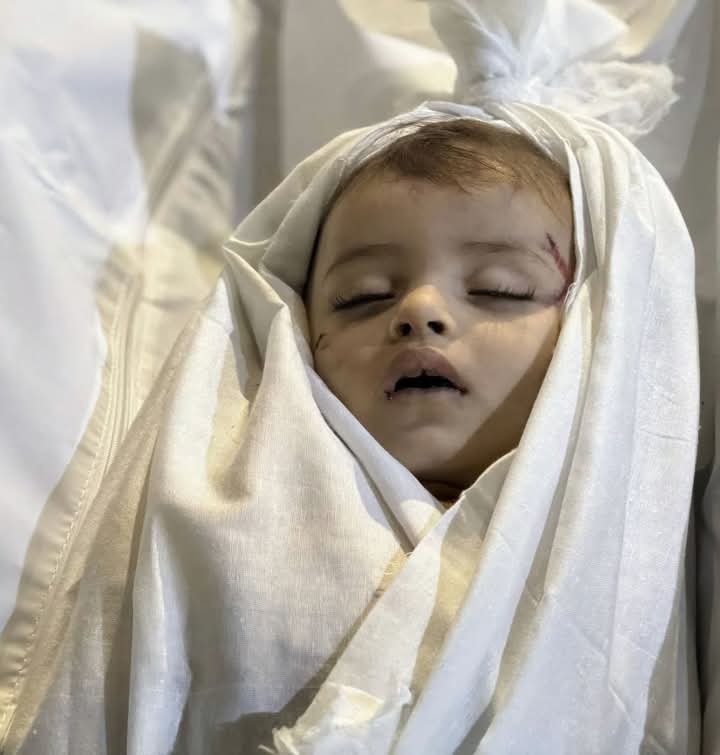 كنتُ أستعدُ لارتداءِ ملابس العيد غدًا، لكنني الآن أرتدي كفني،مودِّعًا عالمًا ظالمًا لا يعرف العدل.. 

عالمٌ يرى أطفالَ غزة يُقتلون أمام أعينهم، فلا يُحرك ساكنًا.

لكن يوم العدل قادم، ونلتقي أمام الله، حيث لا ظلم ولا صمت.
غزة❤️‍🩹