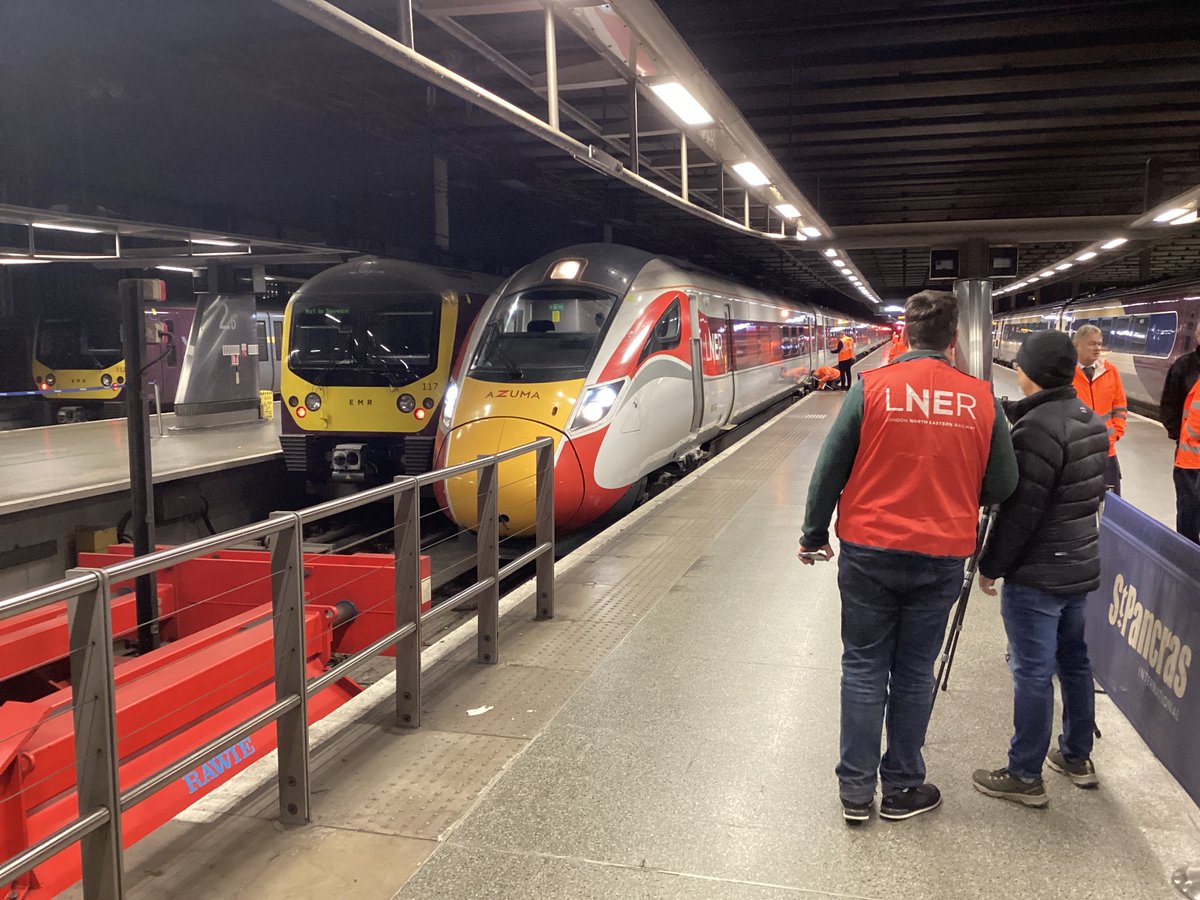 13milepost's tweet image. Over 10k views on Fridays visitor  here’s a few more  of the #Azuma  from over the road  during non tweeting hours  upstairs at #StPancras   #CaptainBiMode