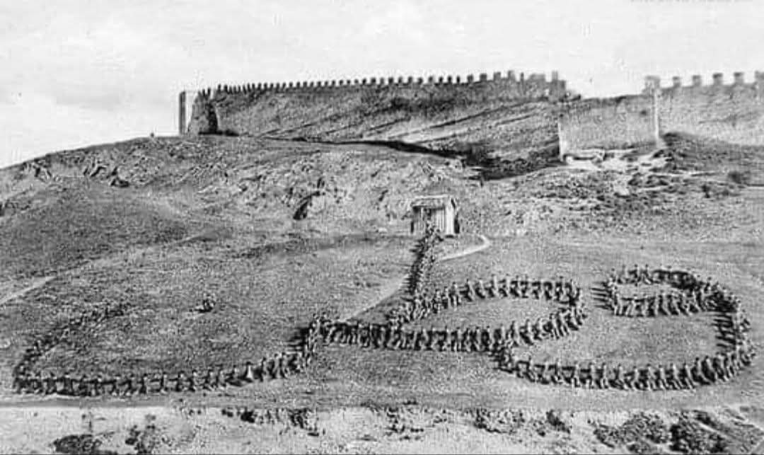 1916 yılında Halep kalesi önünde Vatan yazan Osmanlı Ordusu...
