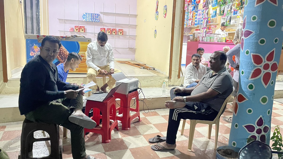 gpbaben's tweet photo. આજે રવિવારના રોજ ગ્રામ પંચાયત કચેરી ચાલુ રાખીને વેરા વસુલાત કરી તેમજ માન તાલુકા વિકાસ અધિકરીશ્રી બારડોલી દ્વારા સમીક્ષા મુલાકાત કરવામાં આવી તેમજ રાત્રે સિદ્ધિવિનાયક સોસાયટી માં રાત્રી વેરા વસુલાત કેમ્પ કરી વસુલાત કરી@SURAT_DDO1 @tdo_bardoli @InfoSuratGOG @bhaveshbaben @3283bhavin https://t.co/aXCCd4Uv1m