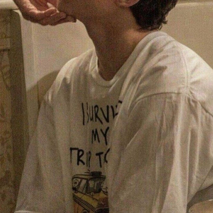 maleinvecemale's tweet image. mini #socmed #simuel #au in cui simone e manuel sono friends with benefits, ma simone è stanco di amare in silenzio... una sera, quasi per gioco, scrive a manuel il testo di una canzone... 🧄&amp;amp;🫒 -fulminacci