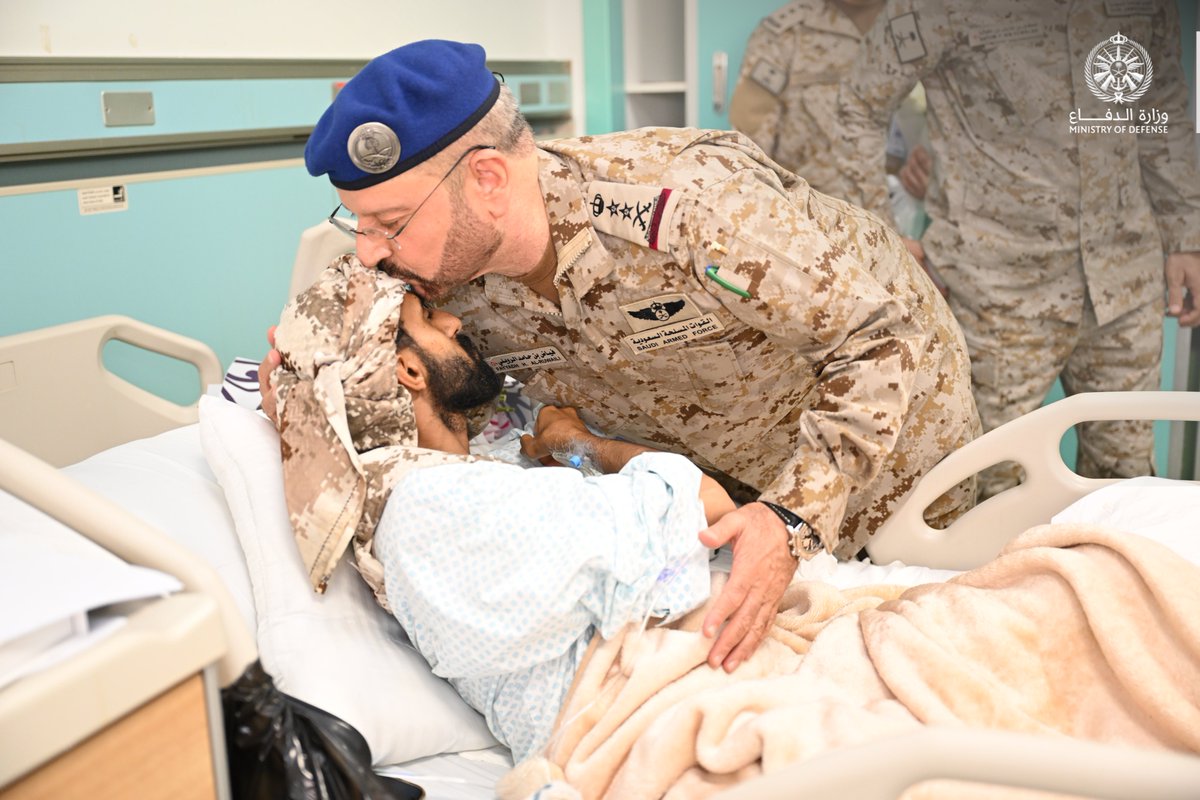 modgovksa's tweet photo. معالي رئيس #هيئة_الأركان_العامة الفريق الأول الركن فيا�� الرويلي، يرافقه معالي قائد القوات المشتركة الفريق الركن فهد السلمان، يزور المصابين من أبطال القوات المسلحة بمدينة الأمير سلطان الطبية العسكرية بالرياض، وينقل لهم تحيات القيادة الرشيدة -أيدها الله- بمناسبة #عيد_الفطر. https://t.co/2rAh6FvXxm