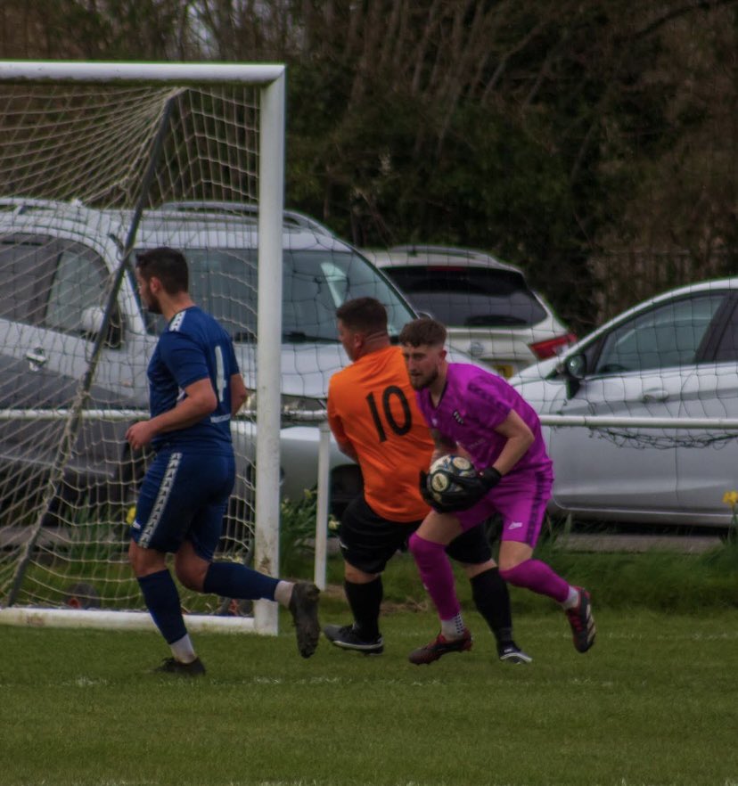 Falling back in love with the game catching a bag of air every Saturday 🧤⚽️
