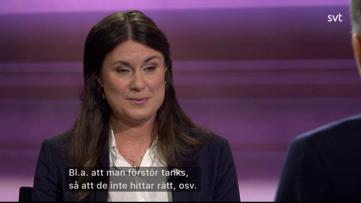 Svenska freds berättar i 30 Minuter hur man försvarar sig mot en invaderande kärnvapenmakt: ”ändra skyltar så att tanks inte kör rätt”.