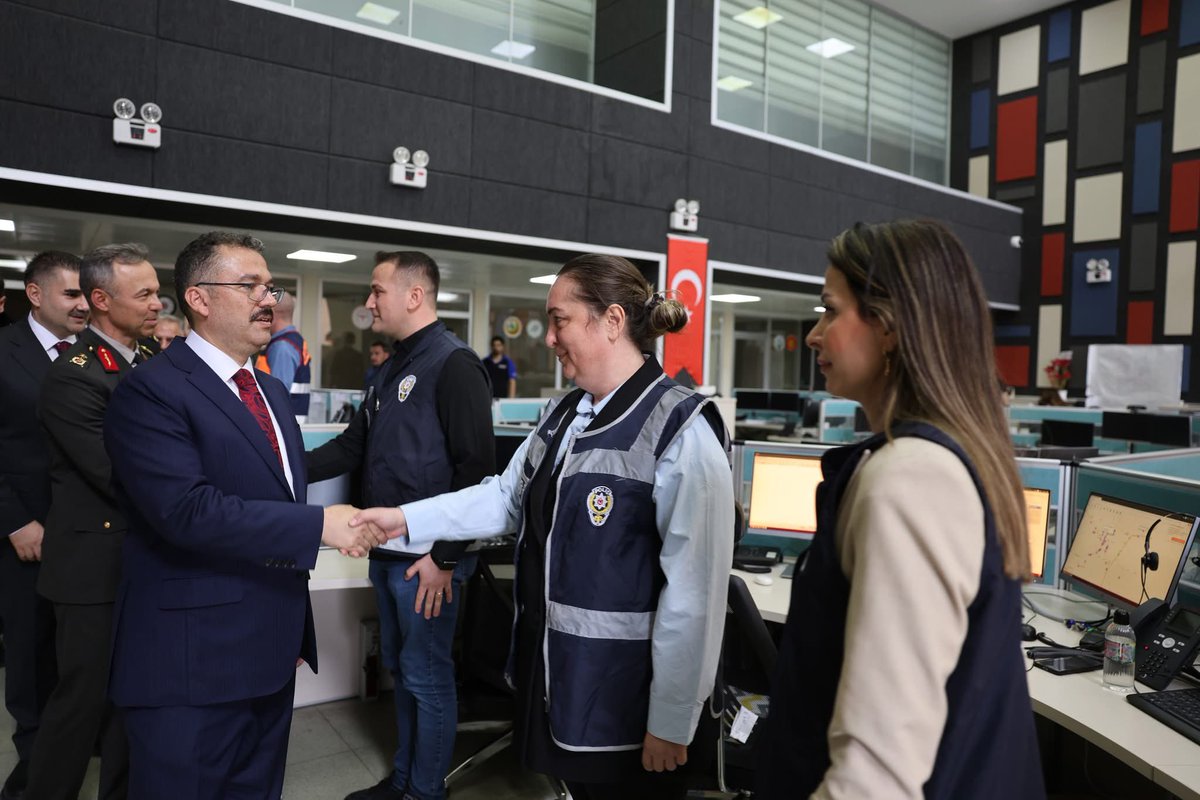 igdir112ACM's tweet photo. Valimiz Ercan Turan, #RamazanBayramı dolayısıyla 112 Acil Çağrı Merkezinde görev yapan personeli ziyaret ederek, bayramlarını tebrik etti.

Valimiz Turan, bayram süresince gelen çağrı yoğunluğu ve ekiplerin olaylara müdahale süreleriyle ilgili bilgi aldı.

#Ramazan https://t.co/G9LJXyNbA7