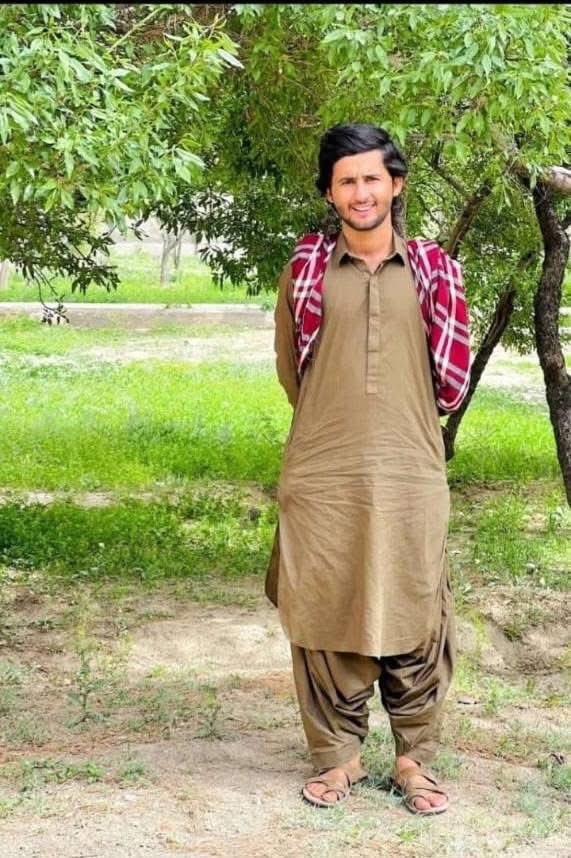 ShaleeBaloch's tweet photo. بلوچ ءِ کسان سالیں شائر  نود گوستگیں ھشت روچ اِنت کہ زندانی اِنت تنیگہ آئی ءِ ھچ وڑیں ھال ءُ اھوال نیست، بلوچستان ءِ تہ ءَ گیش ھما سر زندانی کنگ ءُ نشانگ کنگ بوگ ءَ اَنت کہ آیانی تہ ءَ زانت ھست،بلوچ ءَ ھوار ھما زانت نشانگ کنگ بوگ ءَ اِنت، یک راج ءِ دیمروئی ءِ واستہ ورنا آنی سک ءَ مزنیں کرد ءِ ھست کہ راج ءَ یک شوکیں بانداتے دات کناں، ریاست گیش ھمے زانتکاریں سراں نشانگ کنت دانکہ ایردستیں راج دائمی تہاروکی ءِ تہ ءَ بہ بیت۔ 
دیر نہ اِنت بلوچ ورنائیں شائر کریم  بخش ریاستی داشتگیں ڈیتھ سکواڈ ءَ جت ءُ بلوچ راج یک شوکیں بلوچ ءُ شائرے ءَ چہ زبھر بوت ءُ مارا ترسگ ءَ اِنت  نبیل نود ءِ جان سلامتی ءِ واستہ ، انگت دیر نہ گوستگ ما پہ وتی راج ءِ باندات ءِ توار جوڑ بہ بئیں کہ آ ریاست ءِ زندانانی تہ ءَ ازیت سگگ ءَ اَنت۔
#ReleaseNabeelNodh
