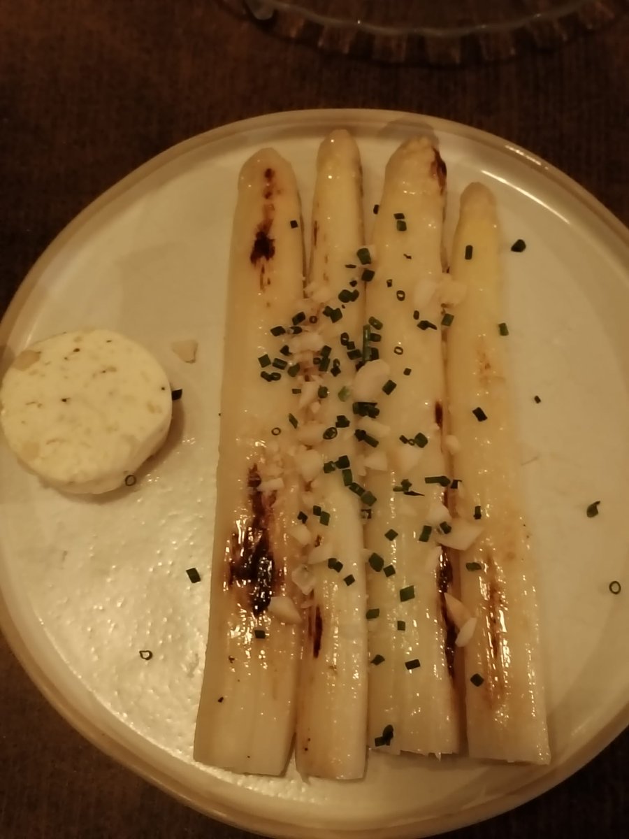 Muy buenas marineras, espárragos blancos (ya empieza la temporada?)
y suave escabeche de caballa. 
Este <a href="/Adegas_Guimaro/">Adegas Guímaro</a>  bien bueno que está.

Lugares fuera de foco, en el que se cocina rico y tratan de agradar.