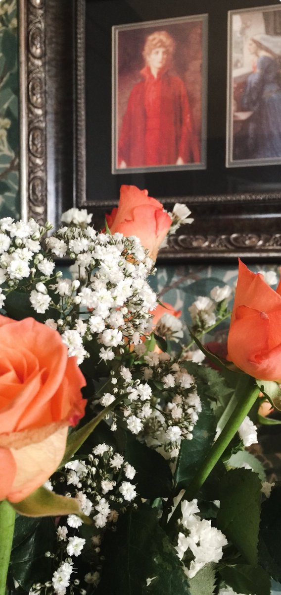 Not sure which I love most - the flowers or the #Preraphaelites in the background ?