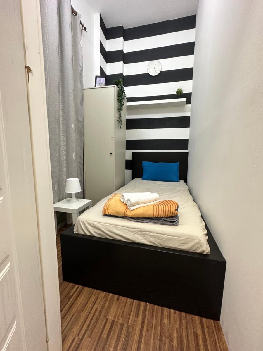 road082592's tweet photo. Humble room ✨ https://t.co/FJHi4Wzi8v