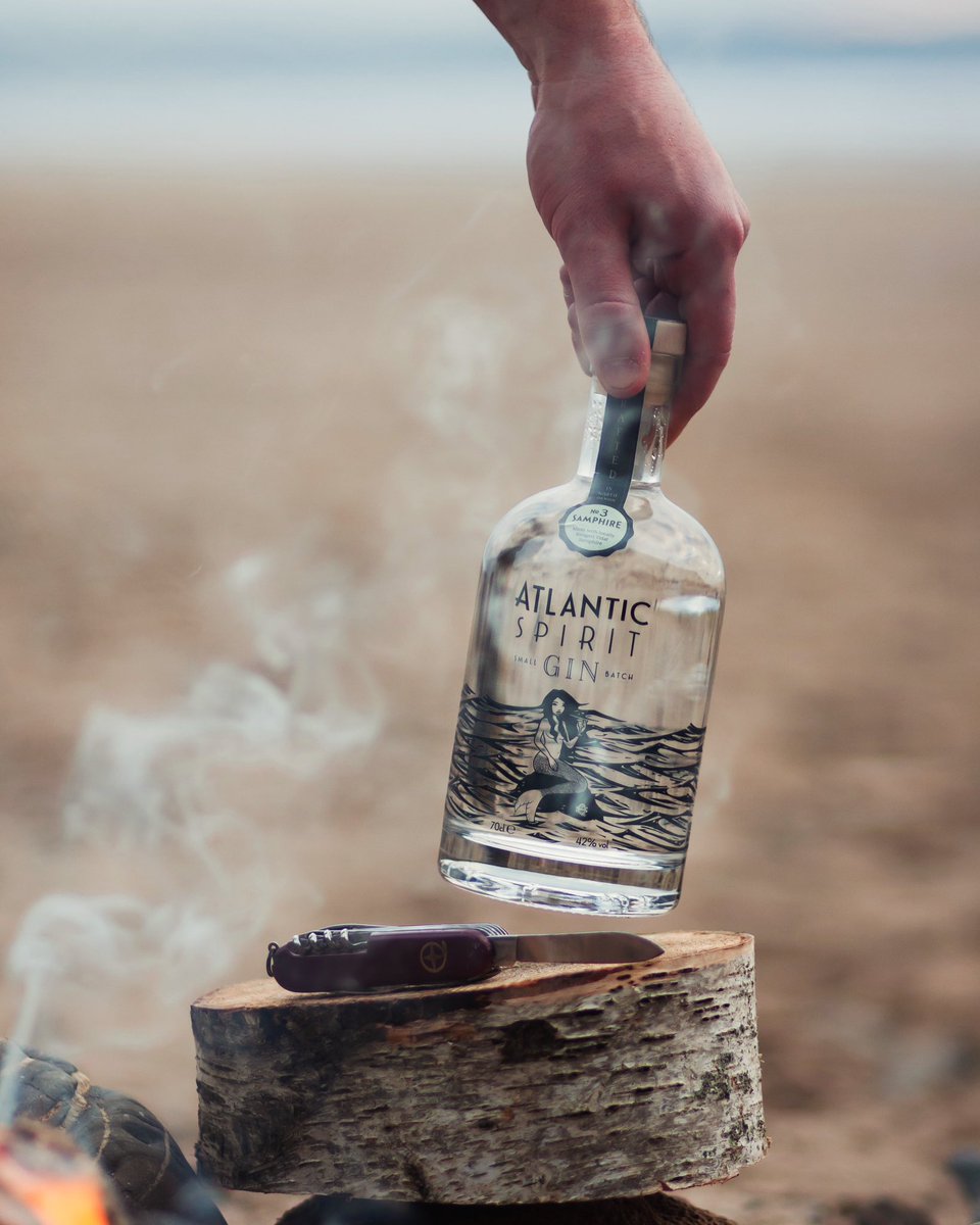 Sunday Quafftide 19:00 hours.
A Samphire tonight. Soft, coastal &amp; entirely sippable 👌

#northdevongin #coastalgin #gintonic #gin #devongin #madeindevon  #handcrafted #microdistillery #copperpotstill #foraged #atlanticspiritgin #spiritofnorthdevon