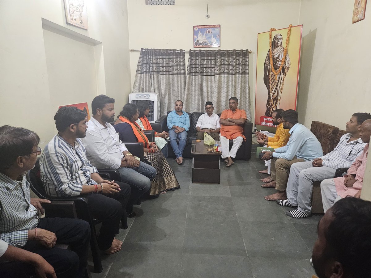 पटना विश्वविद्यालय छात्र संघ चुनाव 2025 में अभाविप द्वारा अध्यक्ष पद विजयी होने के पश्चात आज नवनिर्वाचित छात्र संघ अध्यक्ष <a href="/MaithiliMrPUSU/">Maithily Mrinalini ~ मैथिली मृणालिनी</a> के संघ कार्यालय जा कर क्षेत्रीय कार्यवाह डॉ. मोहन सिंह जी तथा अभाविप के पूर्व कार्यकर्ता एवं वर्तमान में गंगा समग्र के राष्ट्रीय मंत्री श्री