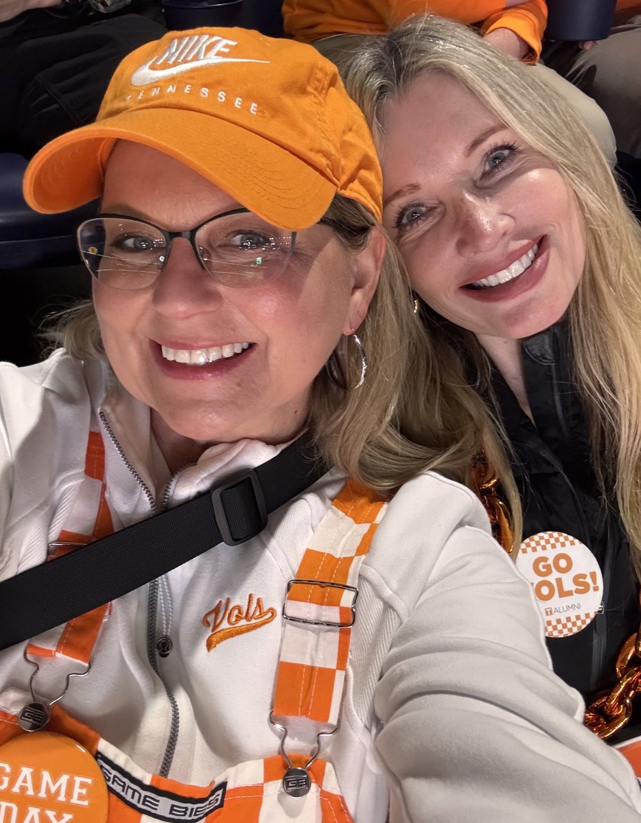 MoJoDisney's tweet photo. Go Vols!!!!!!!!! 🧡🏀
#BeatTheCoogs #MMselfie https://t.co/p80F2yXH1F