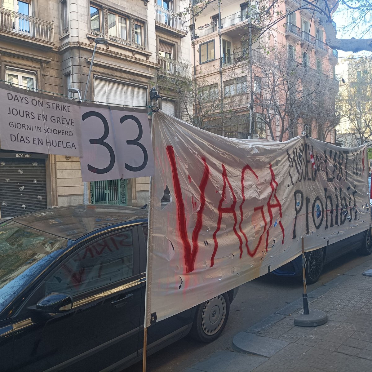 33 dies en vaga contra la prepotència del Museu de l'Art Prohibit i de les subcontractes. 

Al costat de l'empresa: esquirolatge il·legal, avarícia i despotisme. 

Del costat dels vaguistes: companyerisme i solidaritat de classe.