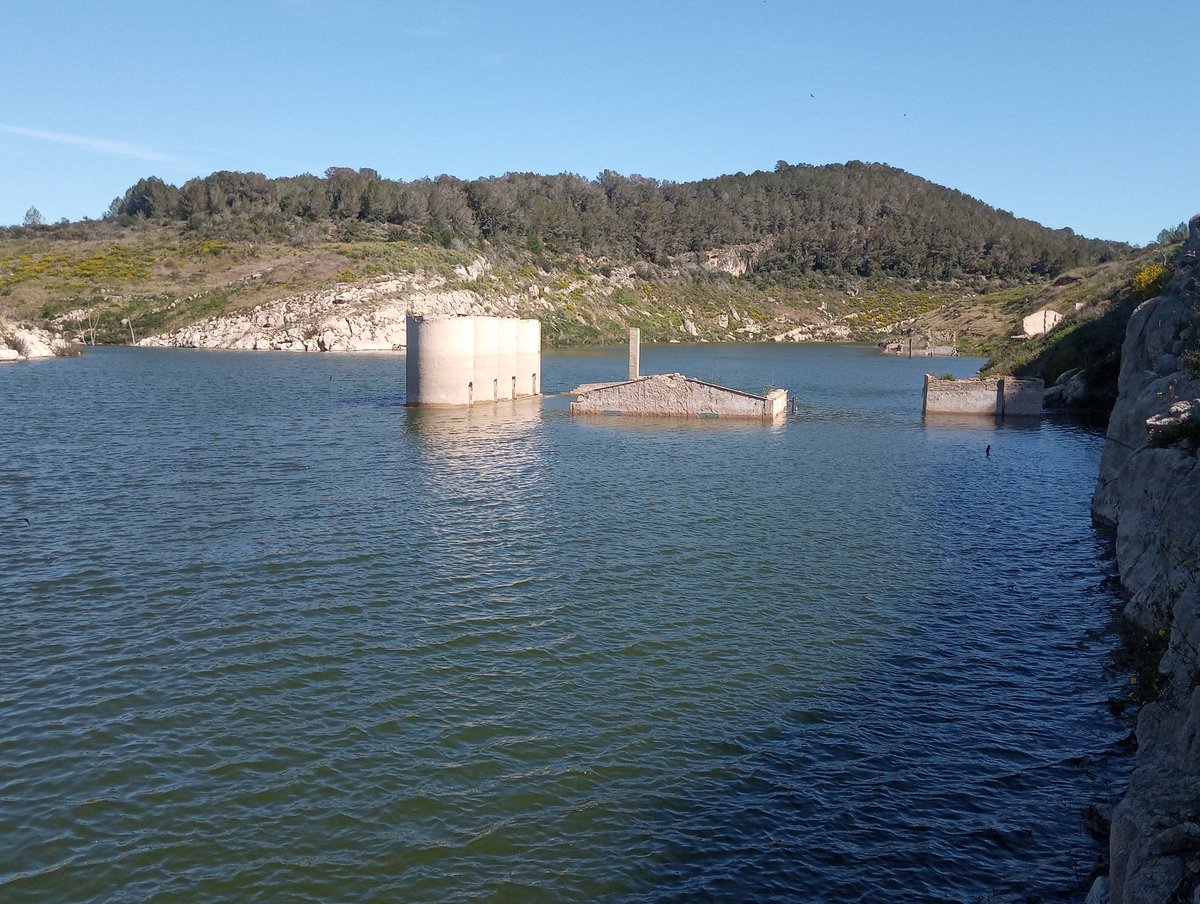 JRovireta's tweet image. Ja sabem que aquest embassament no s'omple mai,té fissures per tot arreu i no serveix per res... però aquí una comparativa del passat 16 Agost i una d'avui al matí del pantà del #RiuGaià a l'antiga papelera. #Vespella #elCatllar #BaixGaià #TerresdelGaià #eltemps3cat @RiuGaia_cat