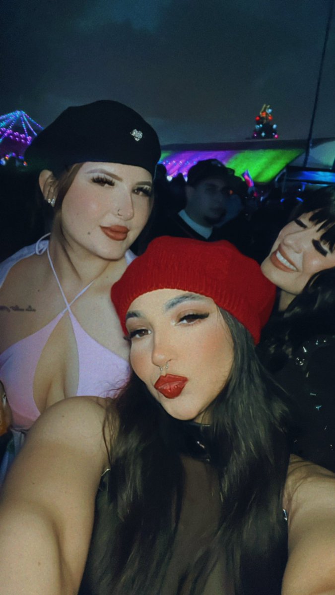Valeriaalawuera's tweet photo. Bratz look w my gurrlzz🖤 https://t.co/YhCVHbV4Gh