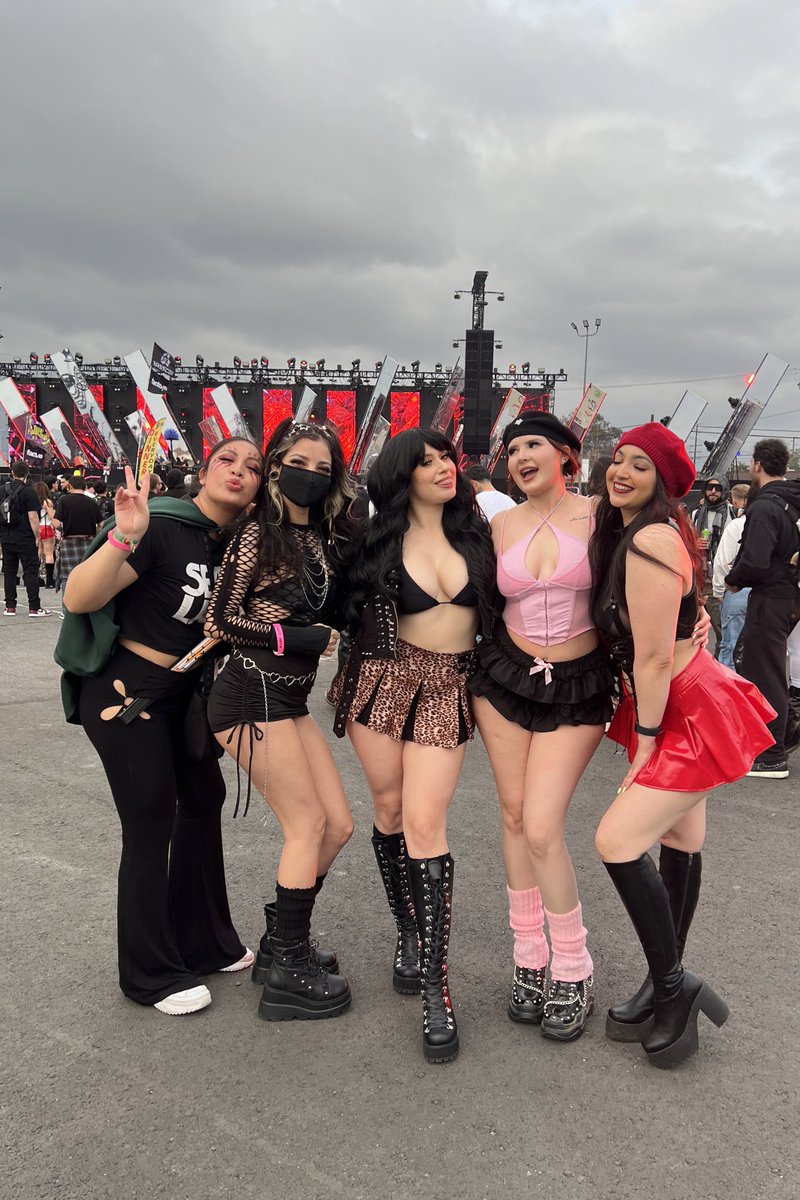 Valeriaalawuera's tweet photo. Bratz look w my gurrlzz🖤 https://t.co/YhCVHbV4Gh