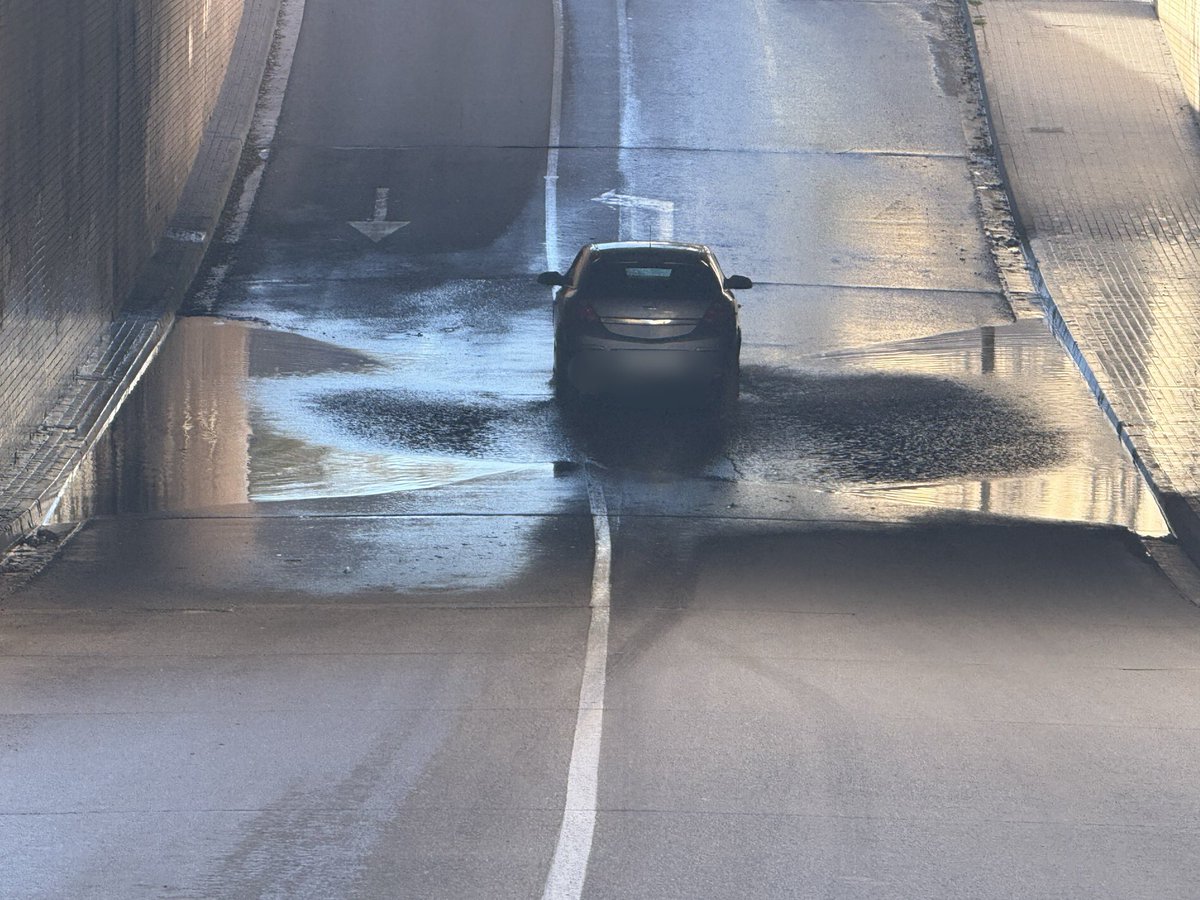 🚧 El pas subterrani de Sant Ignasi de Loiola està inundat a causa d’un mal funcionament del sistema de bombeig. #Badalona