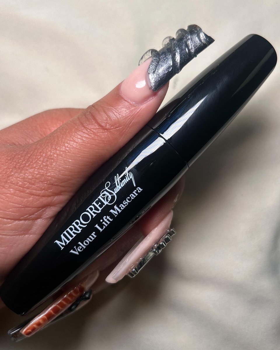 MSublimity's tweet image. Enhance your lashes with the @MSublimity velour lift mascara 

Brings volume , definition and length to every lash! 

Subscribers and loyalty members will recieve early access! 

#mascara #mirroredsublimity #makeupforblackwomen