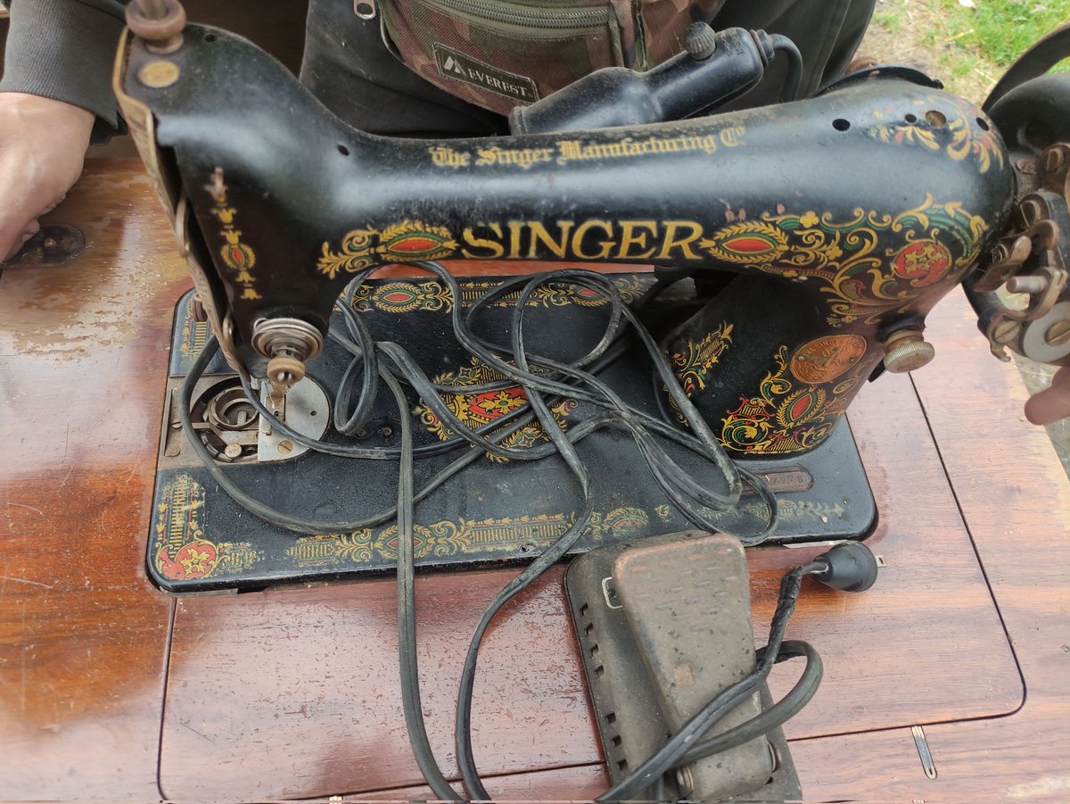 WolfQue76106530's tweet image. She's old girl but so happy to get started on restoring her then got second singer to repair to #vintagesewing