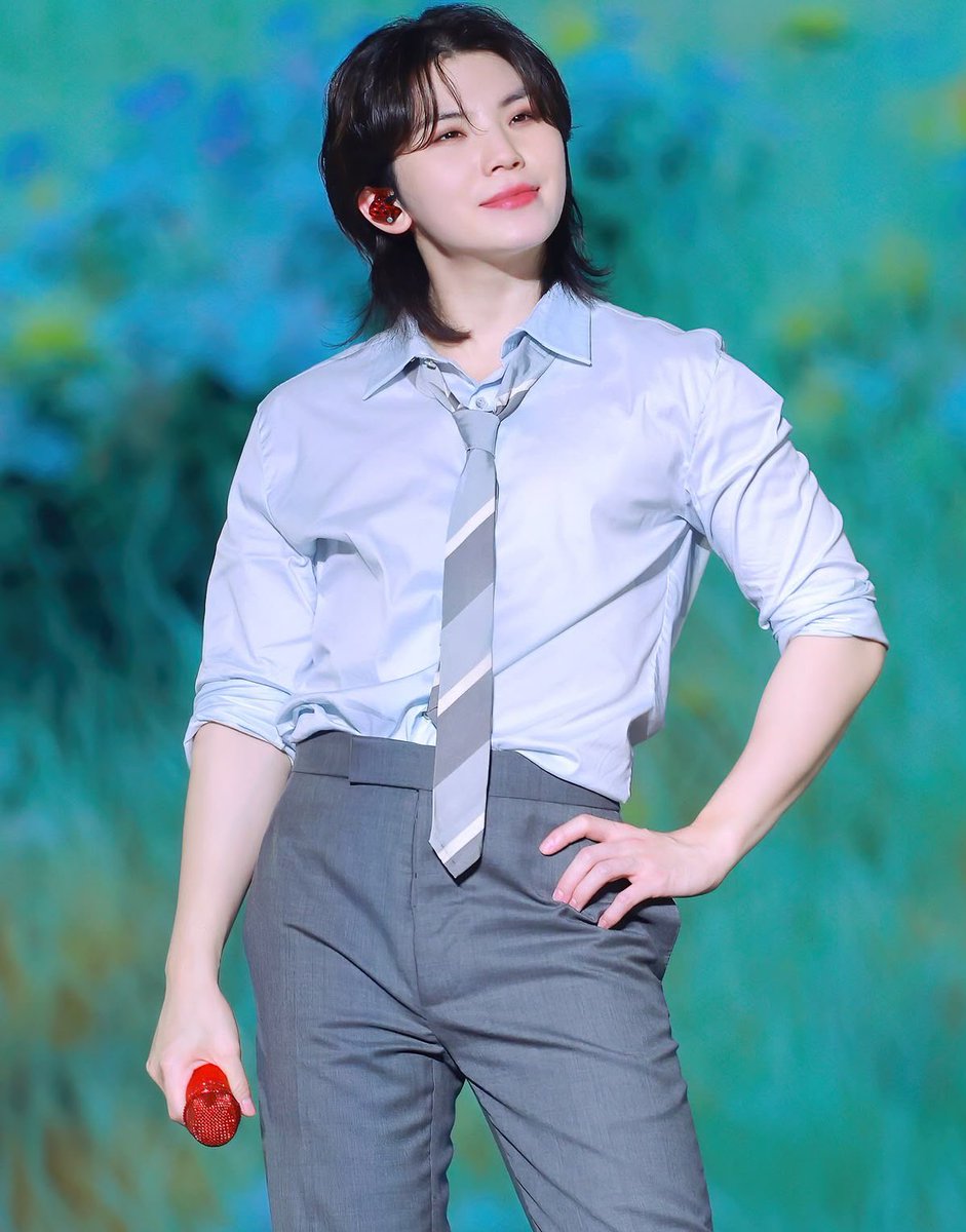 diamondday1122's tweet photo. makes me wanna wife him up soooo bad when he stands like this https://t.co/ksCqXA27CF