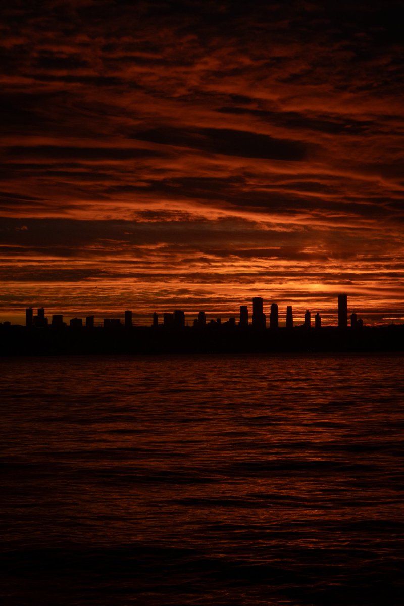 Başkalarının verdiği imkanla ışık saçan biri olma, başkalarının yardımıyla elde edilecek sükûnete ihtiyaç duyma. Özetle bir adamın kendi başına dik durması gerekir, dik tutulması değil.

Marcus Aurelius/Kendime Düşünceler