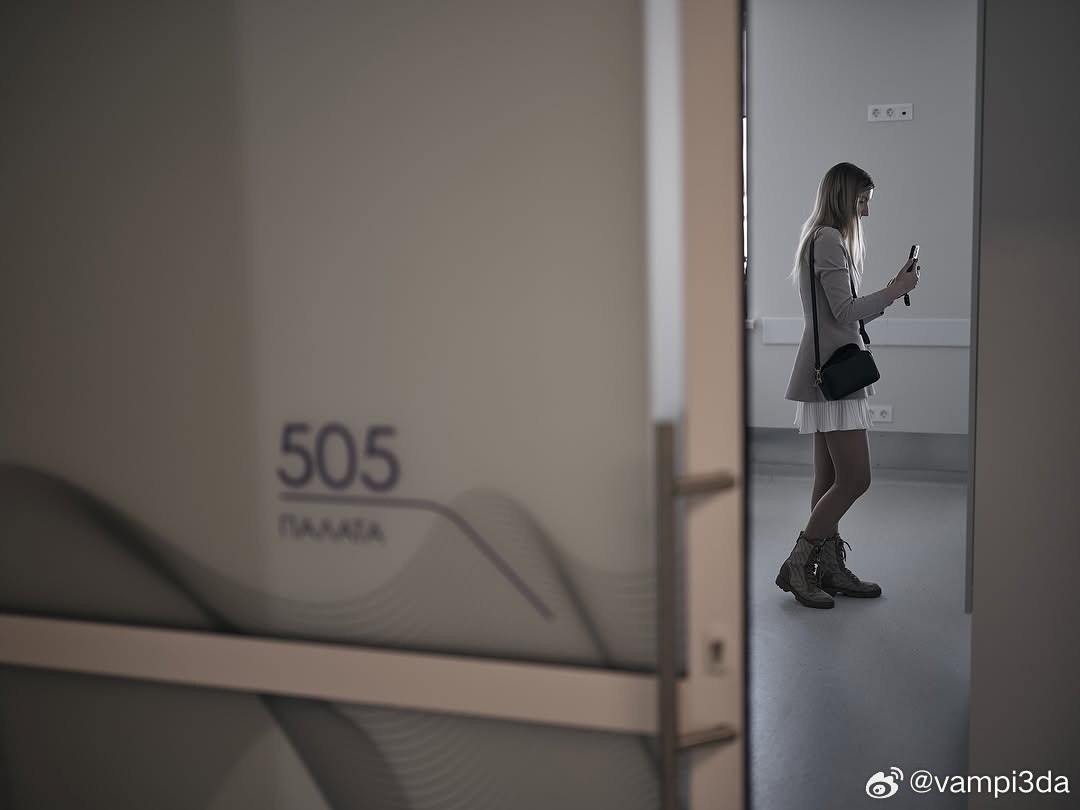 战士米哈伊洛和爱人弗拉迪斯拉娃在康复中心的婚礼。

摄影记者利别罗夫：“朋友们，如果我们还能在混乱中找到真爱，那就说明一切并没有那么糟糕，最终，正义将战胜邪恶。”

m.weibo.cn/status/PhHgliR…