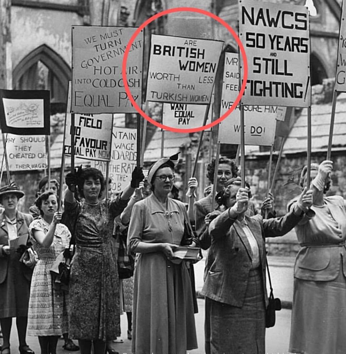 ilbilgemedya's tweet photo. Britanyalı kadınlar 1930’lu yıllarda yapılan bir yürüyüş.

“Britanyalı kadınlar, Türk kadınlarından daha mı değersiz?”

Sen çok yaşa Kemal Paşa! https://t.co/0NHjYKgd0z