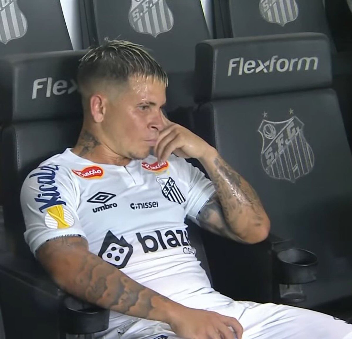 twttyaas_'s tweet photo. o santos tira do sério demais, rouba várias brisa, vários domingo triste https://t.co/mRUEiI0Nn9
