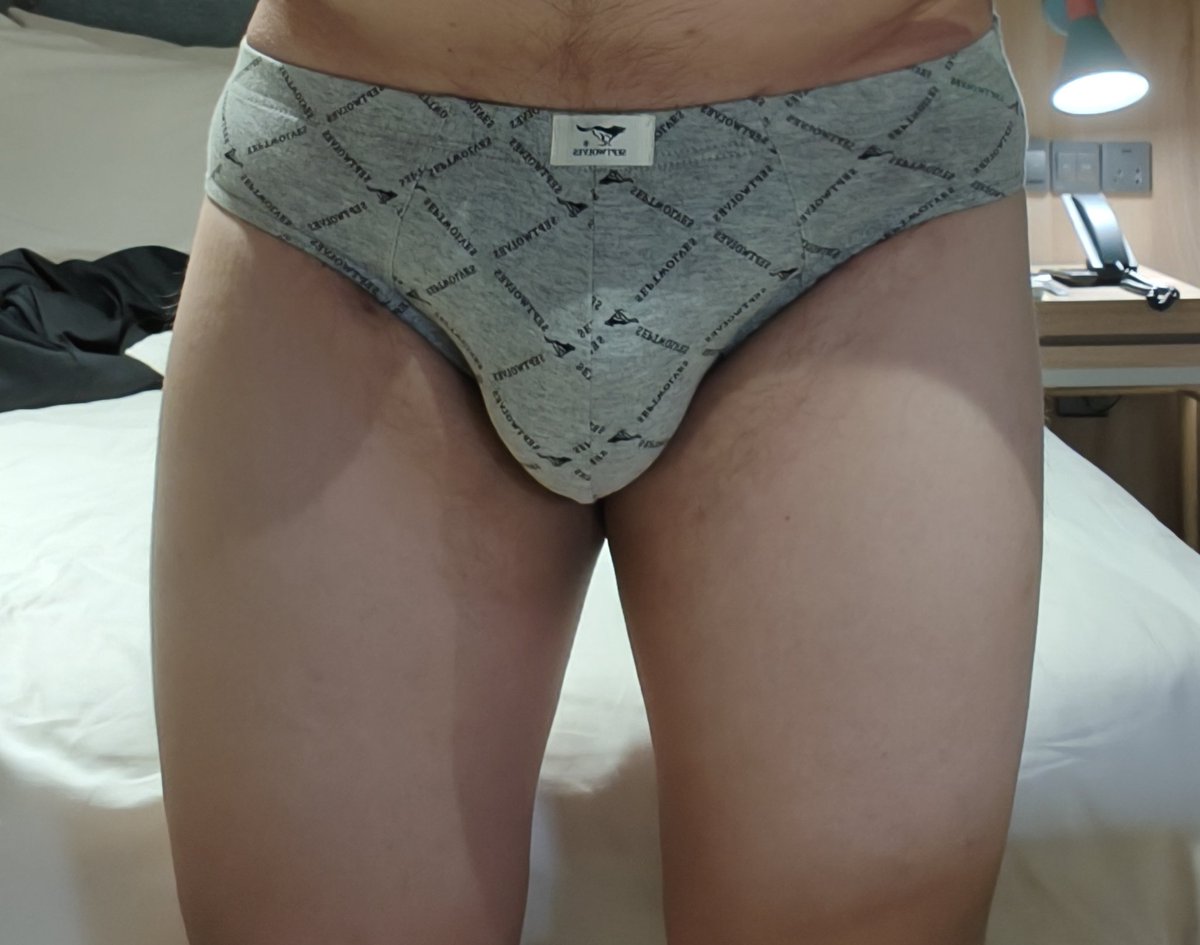 如果有一个熟男牛穿着七匹狼内裤并且做好这个姿势，你会怎么做呢？