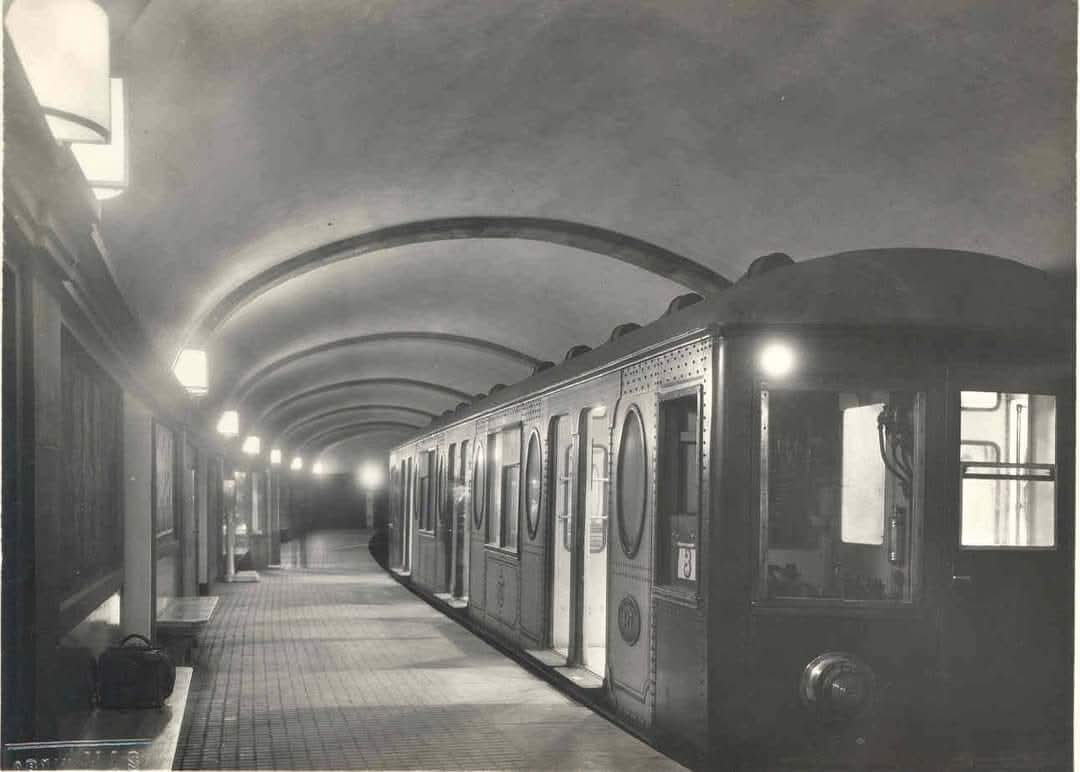 Tren de la sèrie 100 esperant per començar el servei a l'estació de Marina. 
#centenaridelmetrodebarcelona
#metrobcn